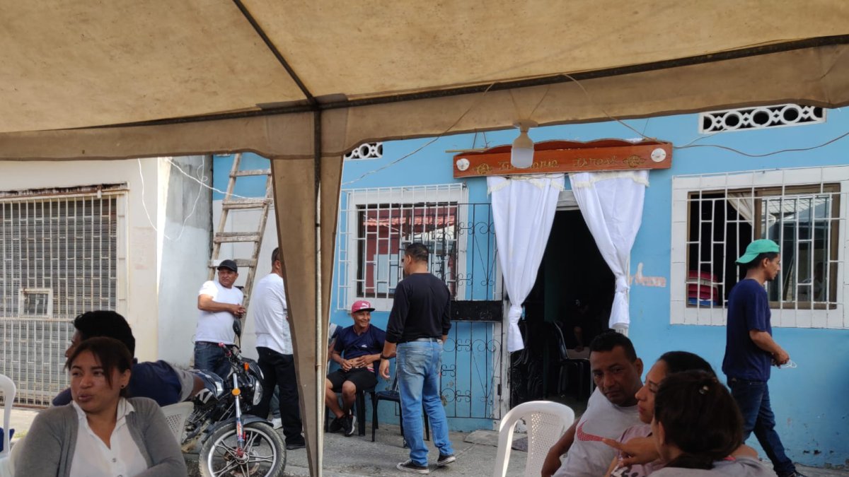 Los niños están siendo velados en la casa de un pariente de sus progenitores.