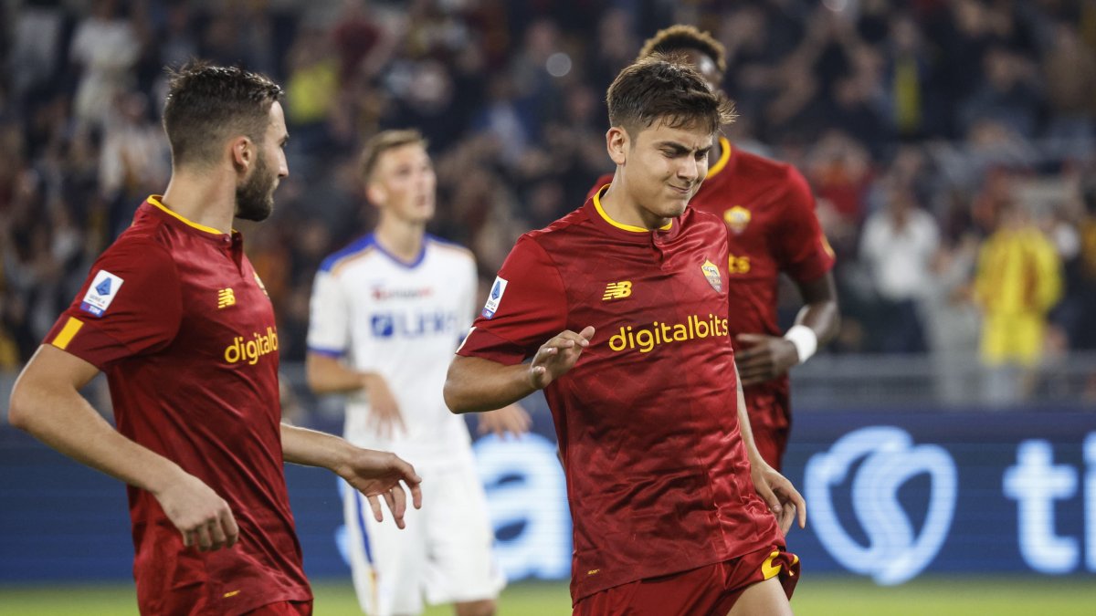 El argentino Paulo Dybala (d) delantero de la Roma.