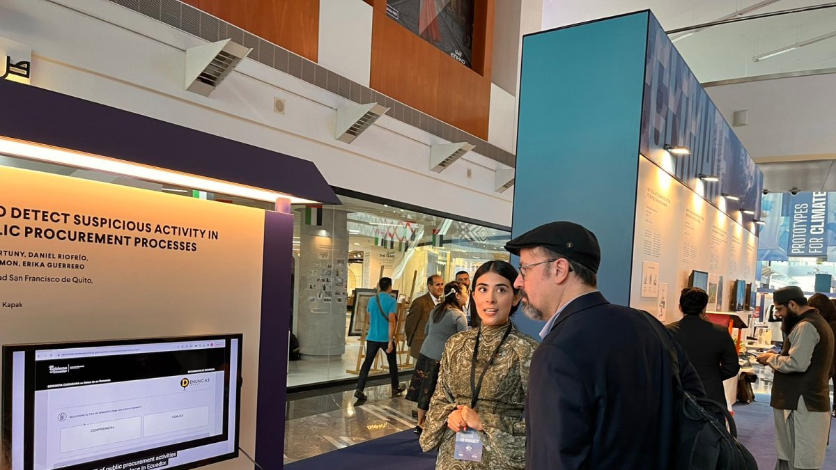 Mara Fortuny expone el proyecto Kapak durante la exposición de los 'Prototipos para la Humanidad', en Dubái.