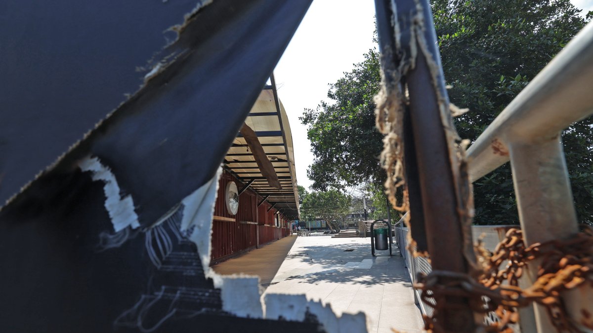 Cuestionamiento. Lo que más les llama la atención a diferentes ciudadanos es que se haya colocado una estructura en el ingreso peatonal de la plaza, en ese sentido. Es una especie de portón.