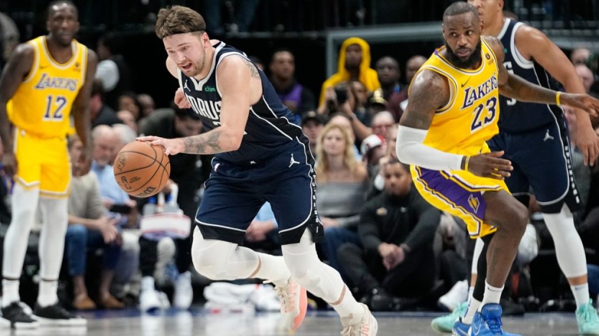 Luka Doncic de los Dallas Mavericks dominó las acciones durante el partido ante Los Angeles Lakers.