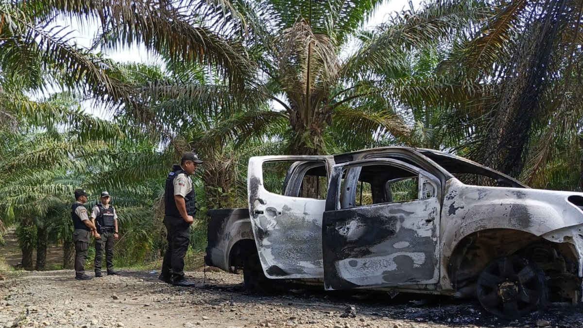 Mocache. Policías recorren la zona donde apareció el vehículo quemado