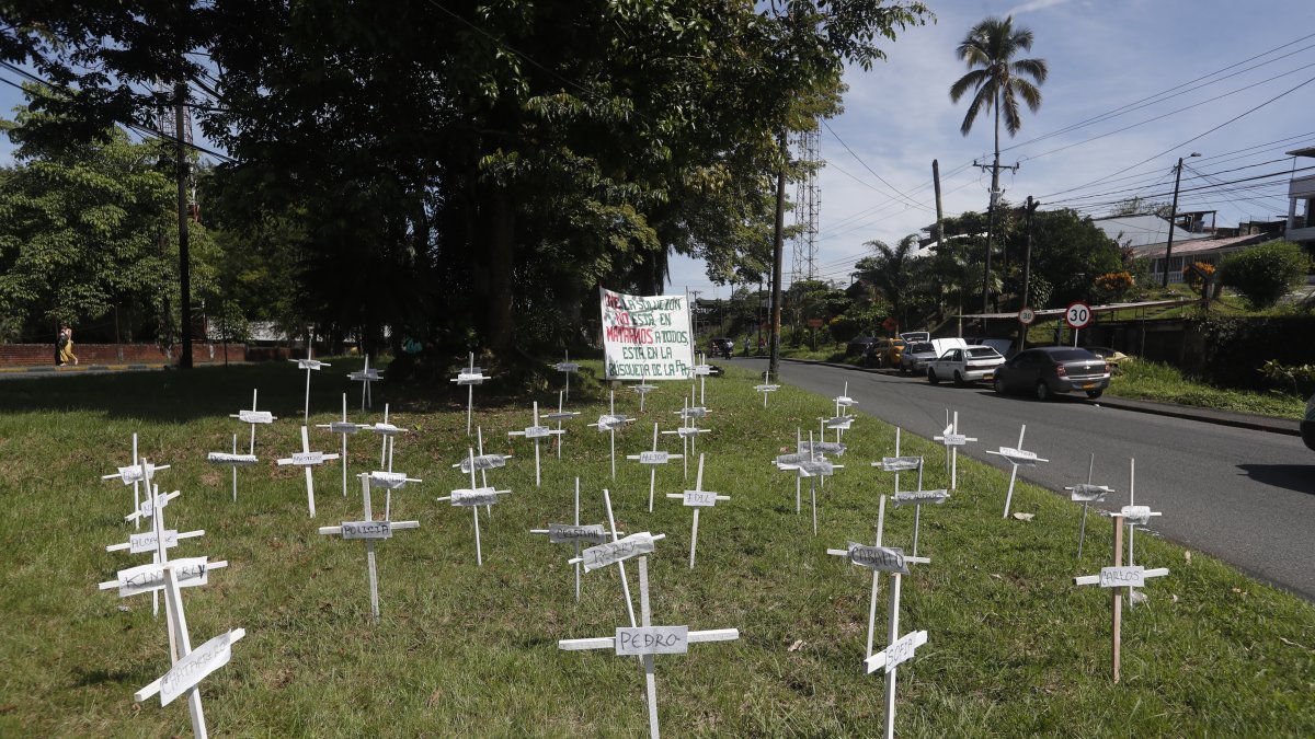 Vista de varias cruces en un separador de una calle durante la instalación de la mesa de conversación socio jurídica para la construcción de paz con los grupos armados ilegales, en Buenaventura.