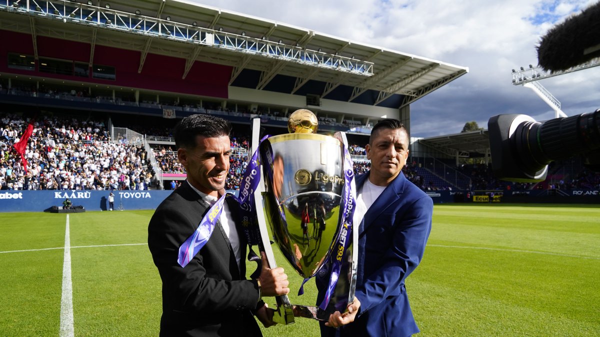 Mario Rizotto (i), como referente de Independiente del Valle, fue elegido  para ingresar con el trofeo de la LigaPro.