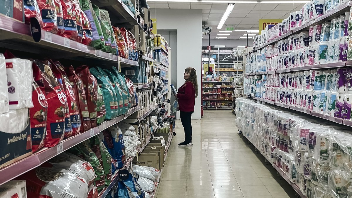 Una mujer compra en un mercado en Buenos Aires (Argentina), en una fotografía de archivo.