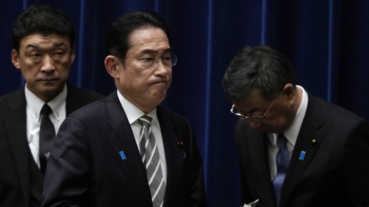 El primer Ministro japonés, Fumio Kishida (c), en una aparición pública reciente.