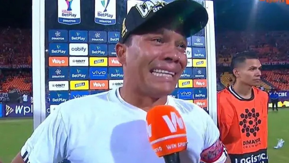 Carlos Bacca ex seleccionado cafetero entre lágrimas tras la obtención del título