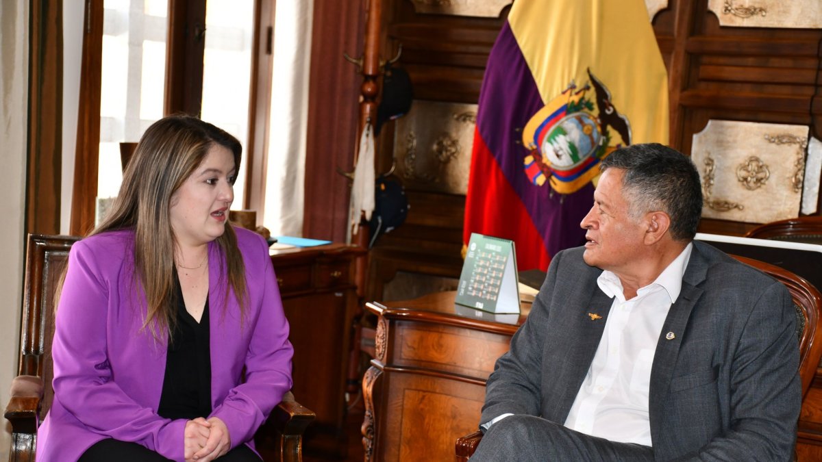 Saludo protocolar al Gobernador del Azuay, Milton Benitez, por parte de la Directora Distrital del MAG.
