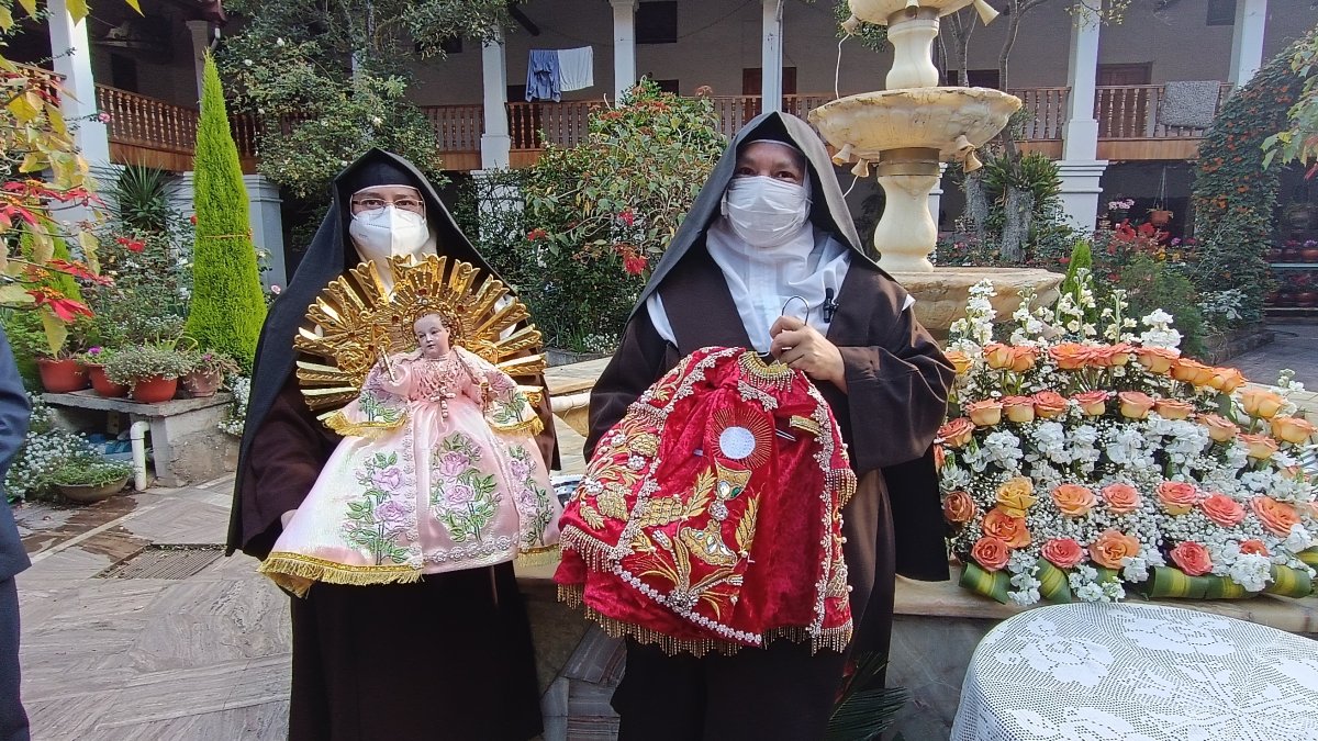Las madres tardaron tres meses en confeccionar el traje. Utilizaron una tela traía del exterior y pedrería enviada de Estados Unidos.