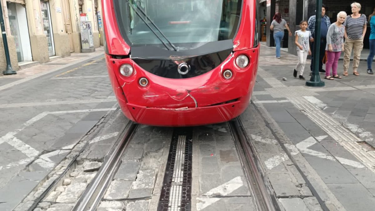 La unidad del tranvía sufrió daños en su parte delantera.
