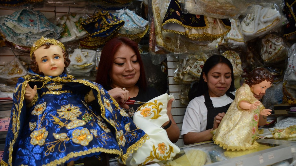La confección de los trajes se demoran alrededor de un mes dependiendo la técnica