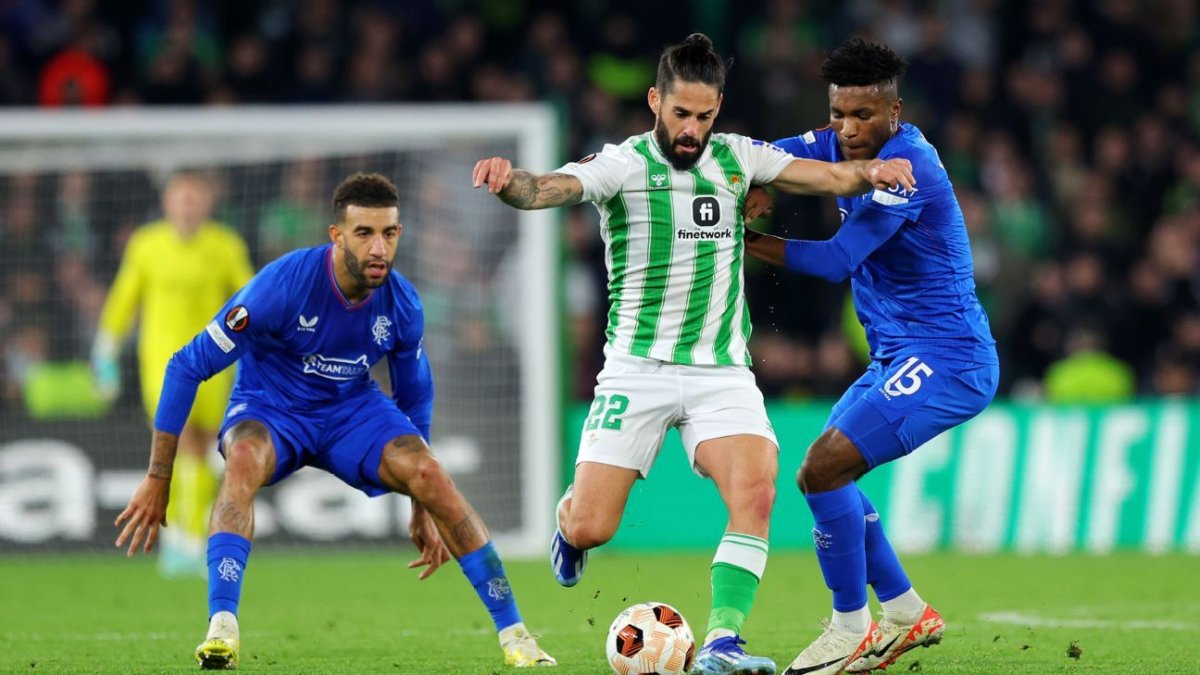 José Cifuentes (derecha) asistió en uno de los goles de Rangers ante Betis