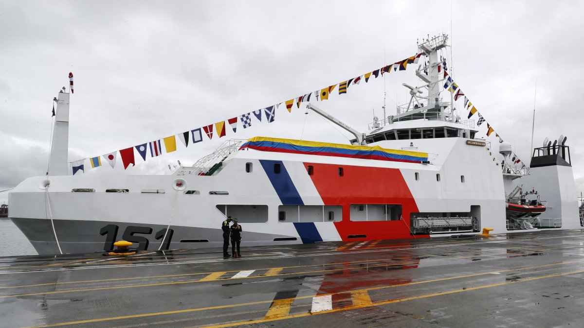 Integrantes de la Armada de Colombia prestan guardia hoy frente al buque ARC Simón Bolívar en Buenaventura (Colombia).