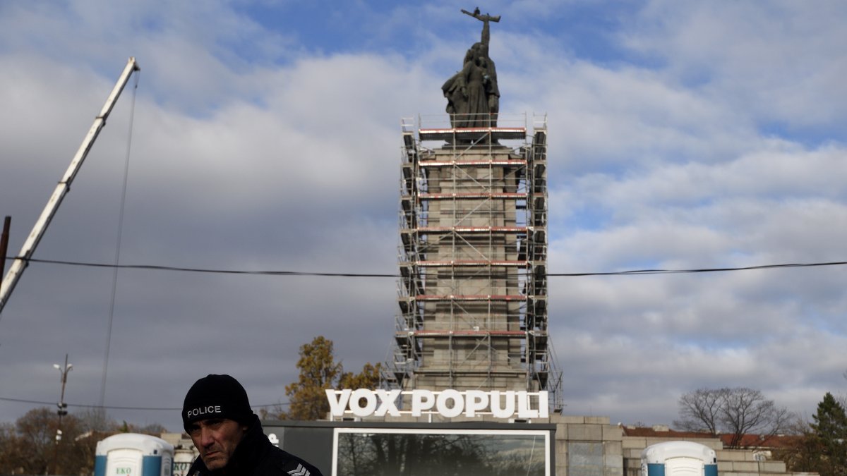 Un policía vigila el perímetro alrededor del monumento del Ejército Rojo en Sofía durante el inicio de su desmantelamiento.