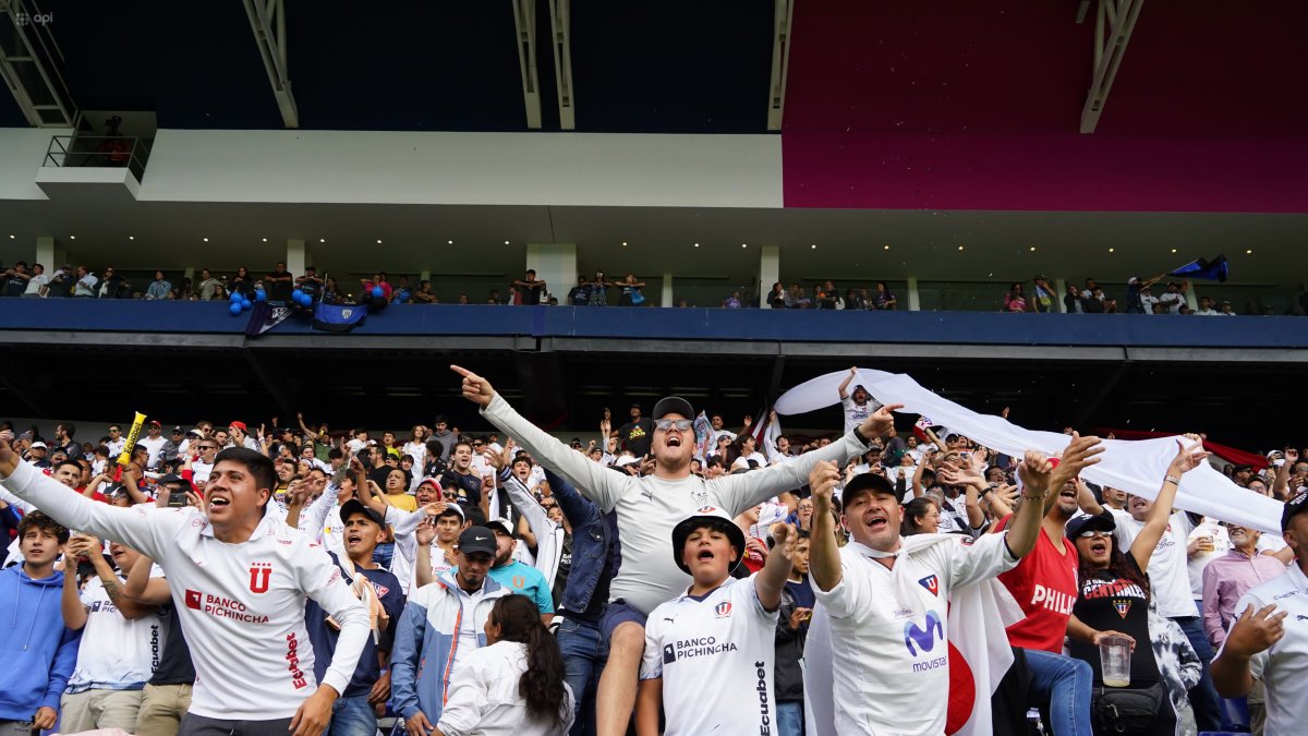 Los hinchas de Liga de Quito pintarán de blanco el estadio Rodrigo Paz.