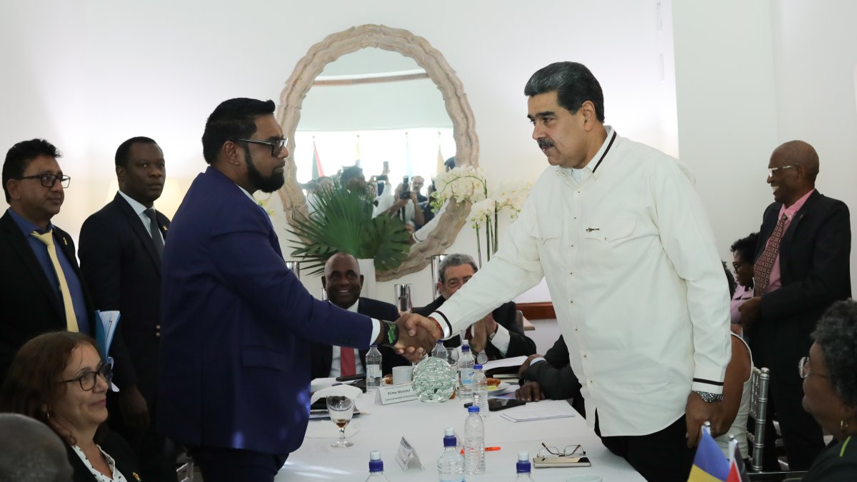 El presidente Nicolás Maduro estrecha manos del mandatario de Guyana, Irfaan Ali, durante su reunión de este jueves 14 de diciembre de 2023, en Argyle, cerca de Kingstown.