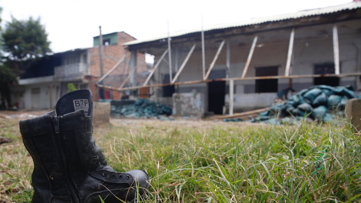 Una estación de policía abandonada por los policías que lo custodiaban en Timba (Colombia).