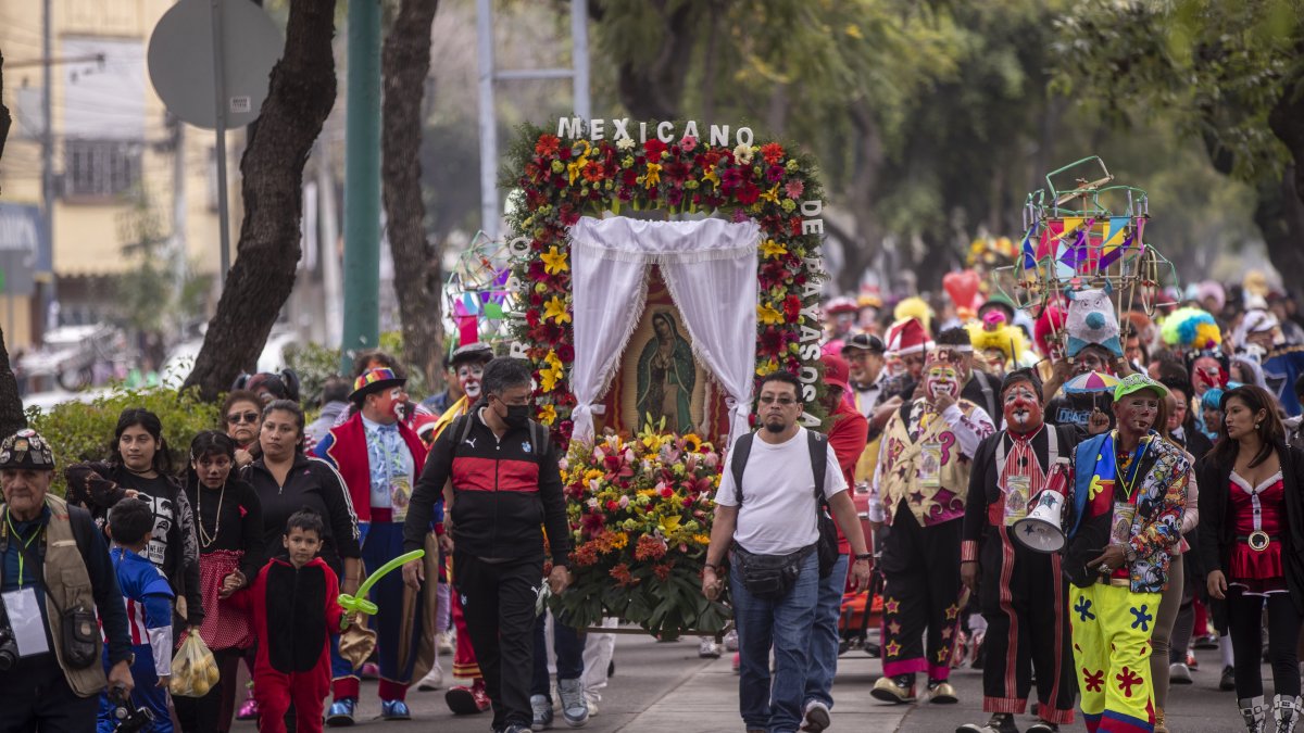 Payasos participan en la XXXI peregrinación anual a la Basílica de Guadalupe, en Ciudad de México (México).
