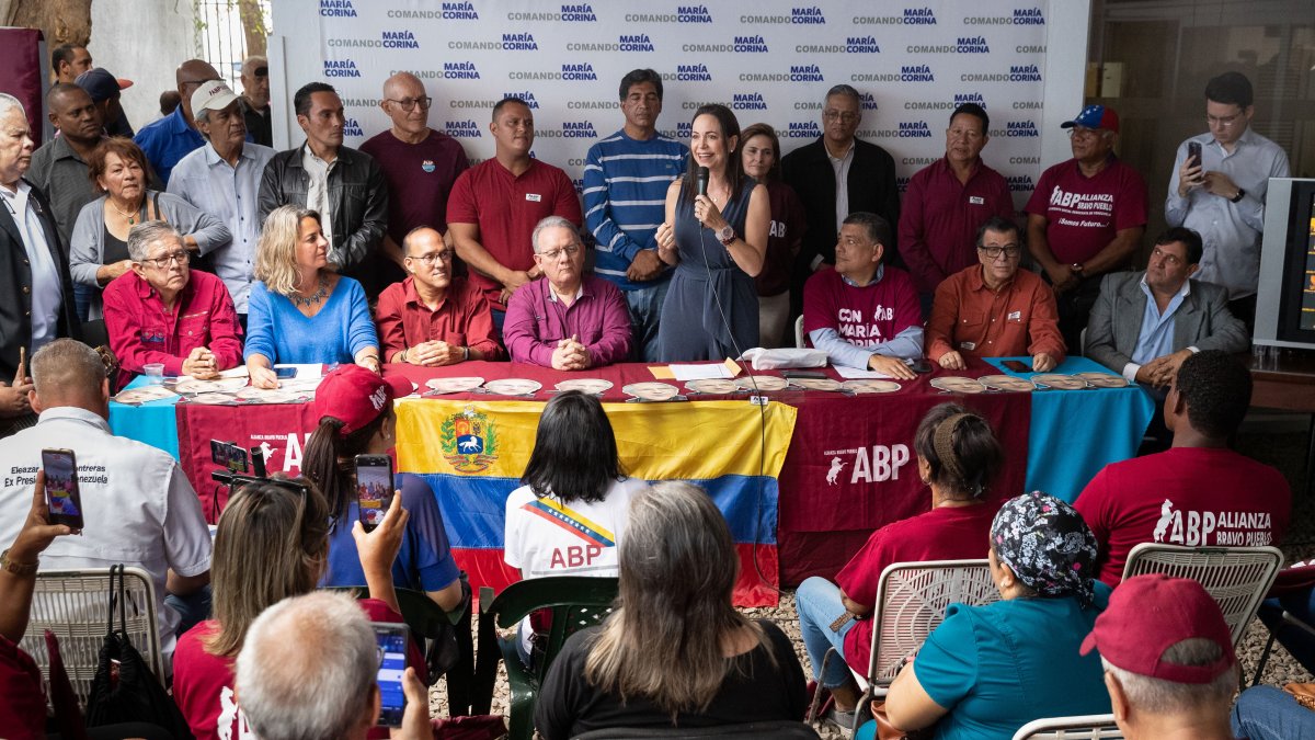 La opositora María Corina Machado (c), en una de sus últimas presentaciones públicas.