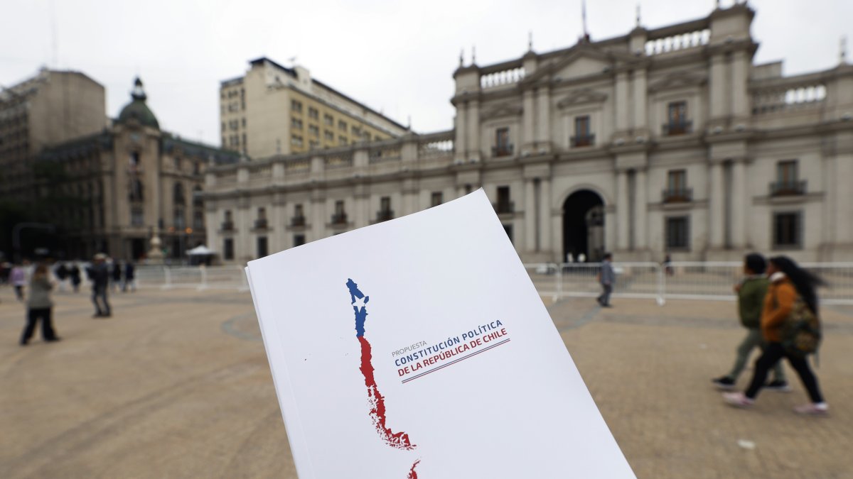 Un ejemplar de la propuesta constitucional, que este domingo 17 será llevada a un plebiscito en Santiago (Chile).