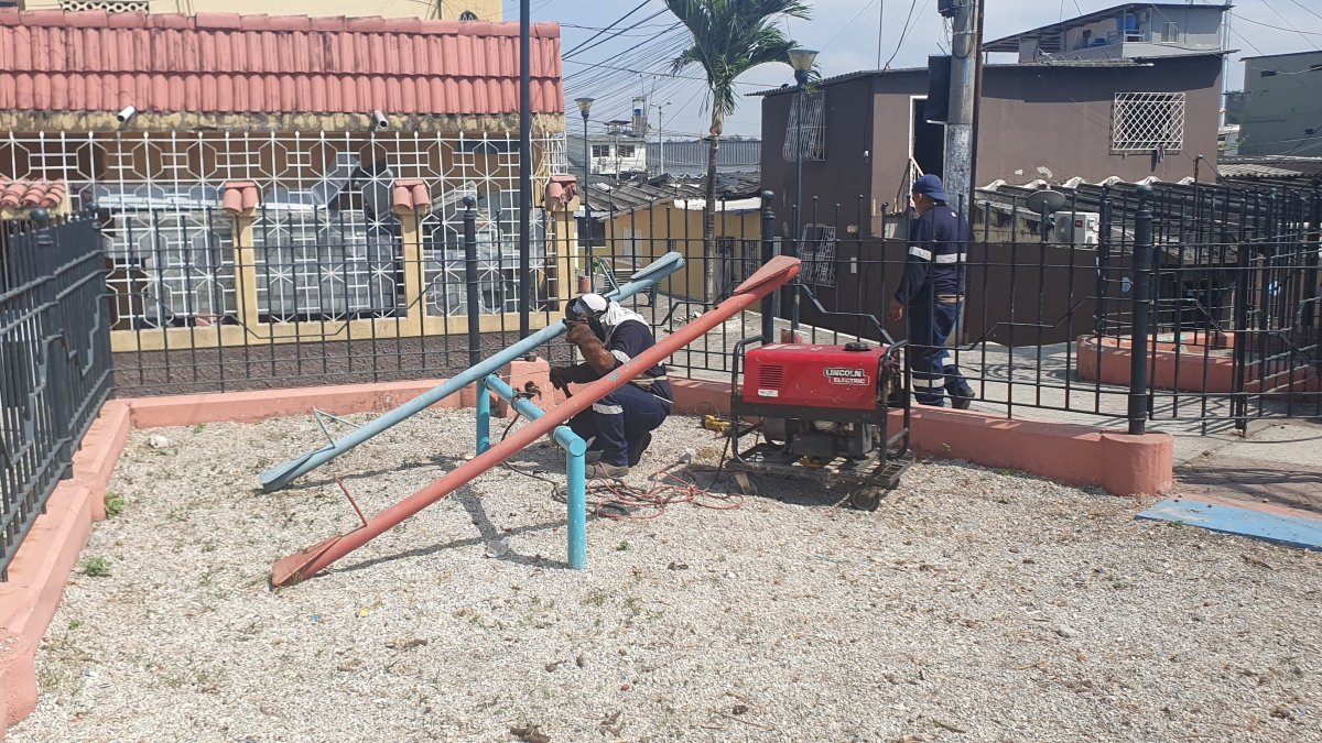 Instalación. El jueves 14 de diciembre, personal municipal colocó una pieza del juego.