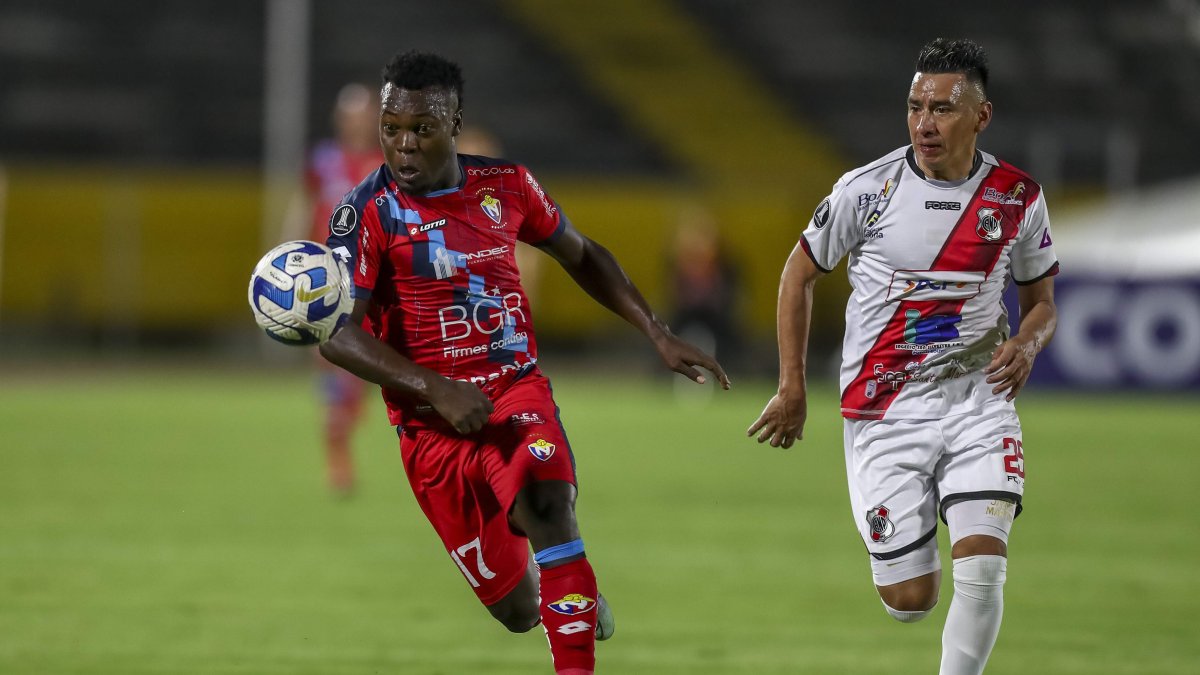 Maicol Solís (Rojo) ganado en velocidad, partido por Copa Libertadores