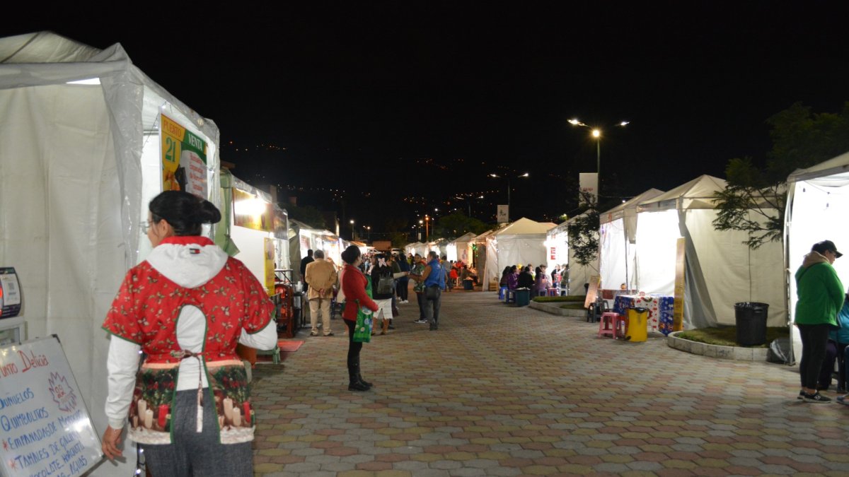 Alrededor de 50 emprendedores, preparan los tamales, de pollo y chicharrón, empanadas, etc y la gente acude a comprar