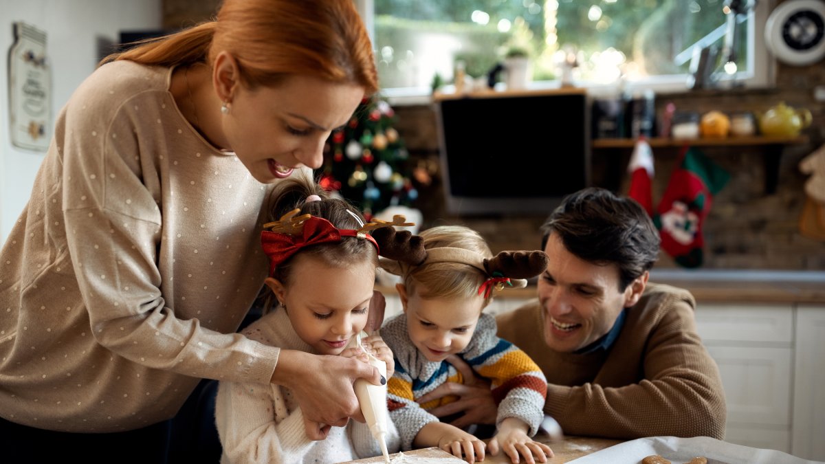 Decorar galletas en familia es una idea maravillosa para poner en práctica con los pequeños