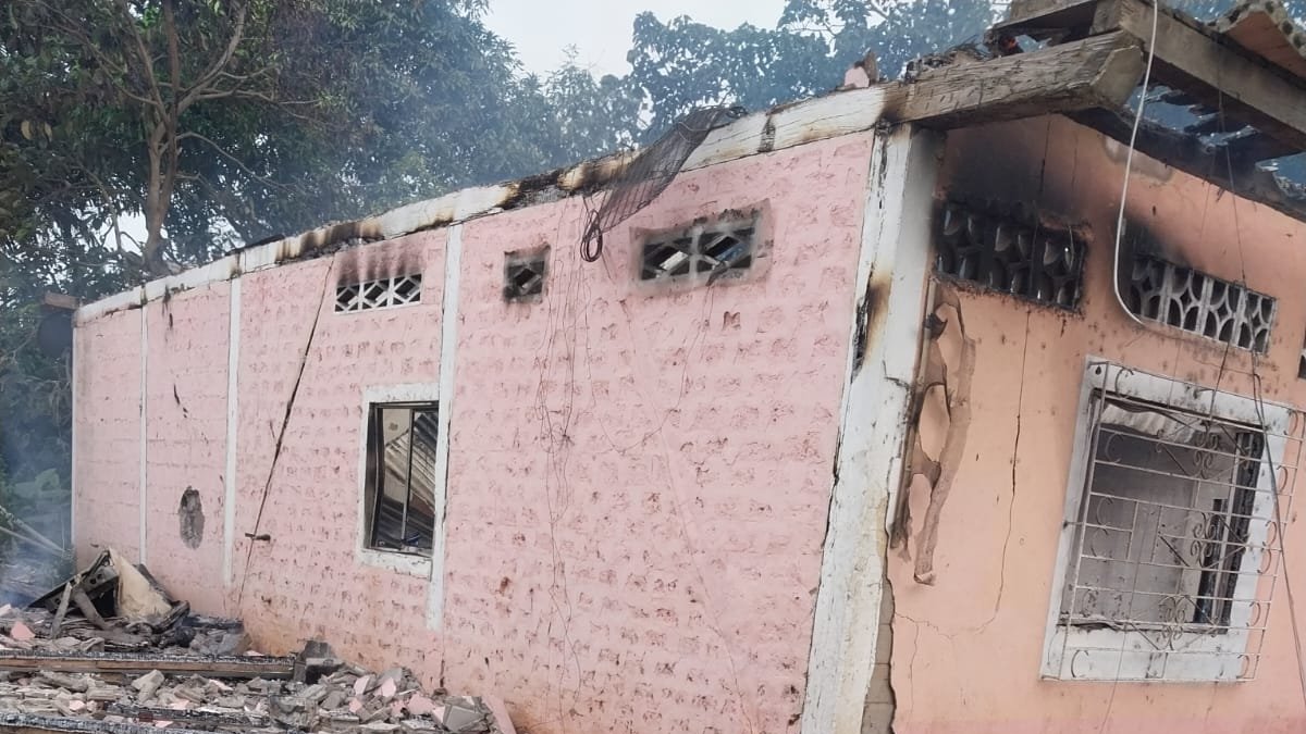 Explosión. Una de las casas que presentaba múltiples huellas de los balazos quedó en ruinas.