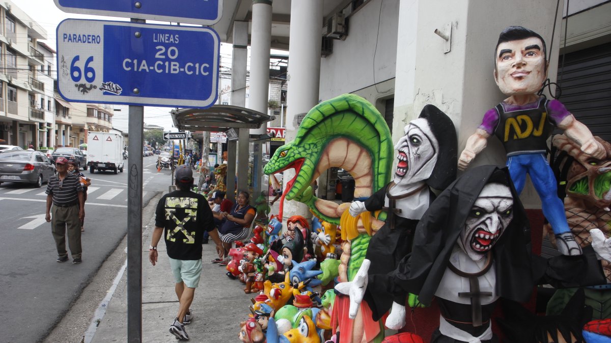 Una variedad de personajes se exhiben como años viejos para quemar este 2023.