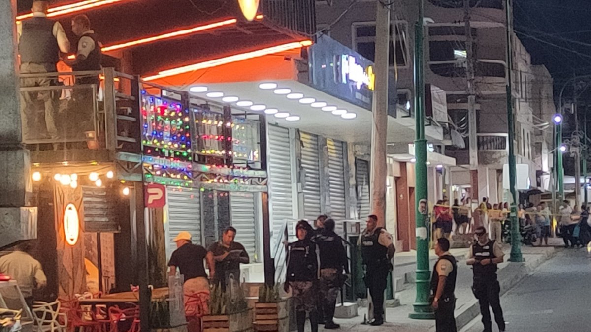 Acto. El asesinato se cometió en un local de comidas.