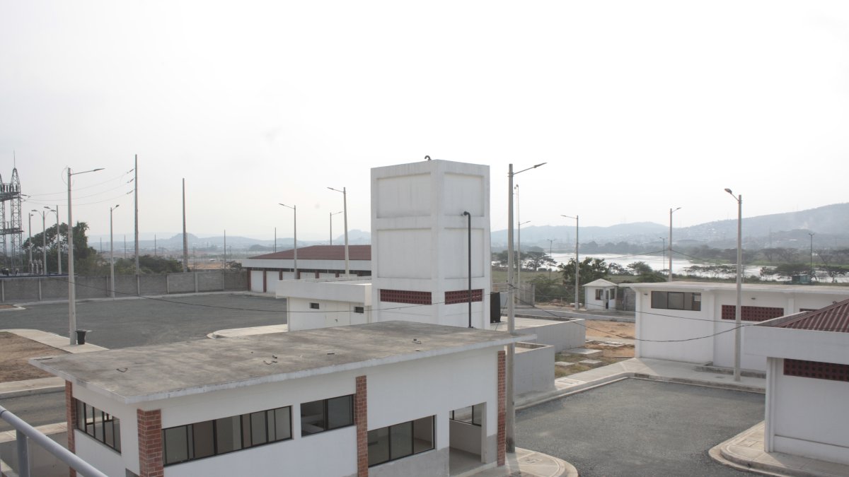 Estado. Los trabajos están pausados. Hay obreros que ocupan el rol de ‘seguridad’, a la espera de que se retome la construcción de la planta.