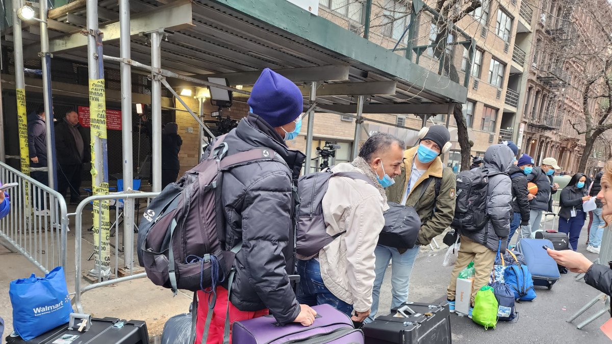 Nueva York. Un grupo de migrantes espera turno para hospedarse.