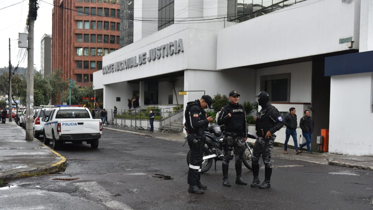 Ambiente. La sede de la Corte Nacional de Justicia en Quito permanecía bajo resguardo policial.