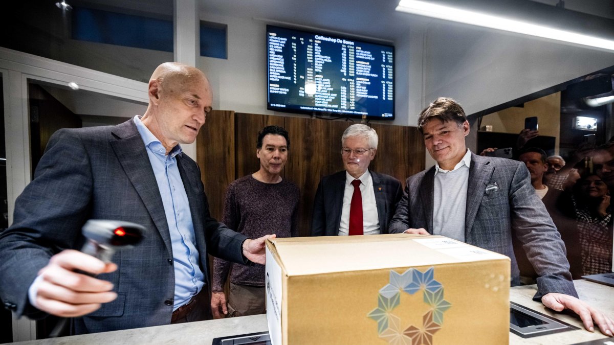 El ministro neerlandés de Sanidad, Ernst Kuipers, escanea una caja con cannabis cultivada legalmente.