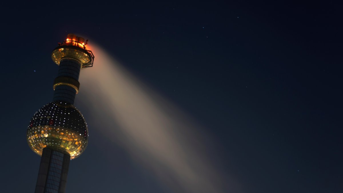 El humo surge de una chimenea en Viena, Austria.