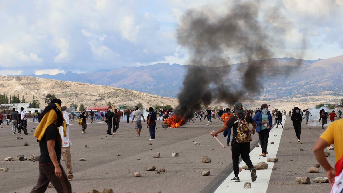 Una protesta ciudadana al bloquear la pista del aeropuerto de Ayacucho (Perú).