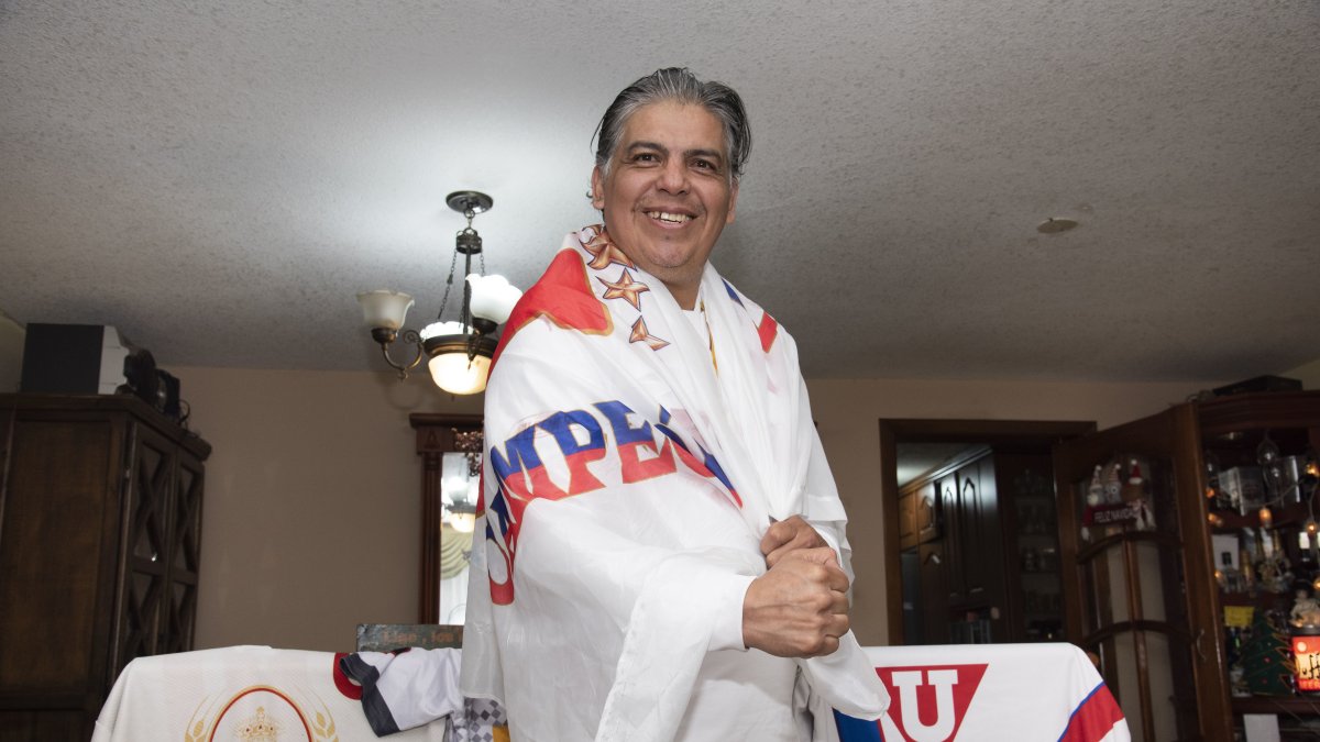 Diego Escandón tiene una colección de cerca de 30 camisetas de Liga de Quito.