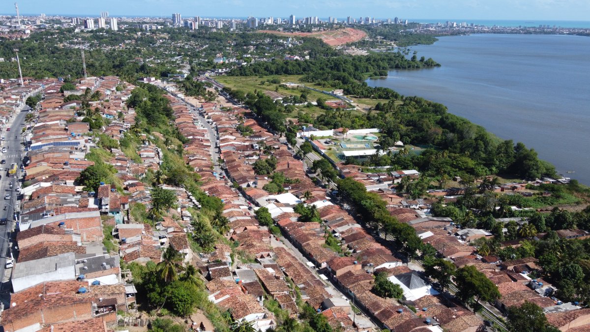 Maceió. Fotografía aérea del barrio Flexal, cerca donde se presentó el colapso de la mina 18 de la petroquímica brasileña Braskem. La gente siente mucho temor por las consecuencias.