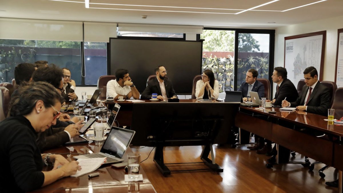 La ministra de Energía y Minas, Andrea Arrobo,dialogando con su homólogo de Colombia, Andrés Camacho.