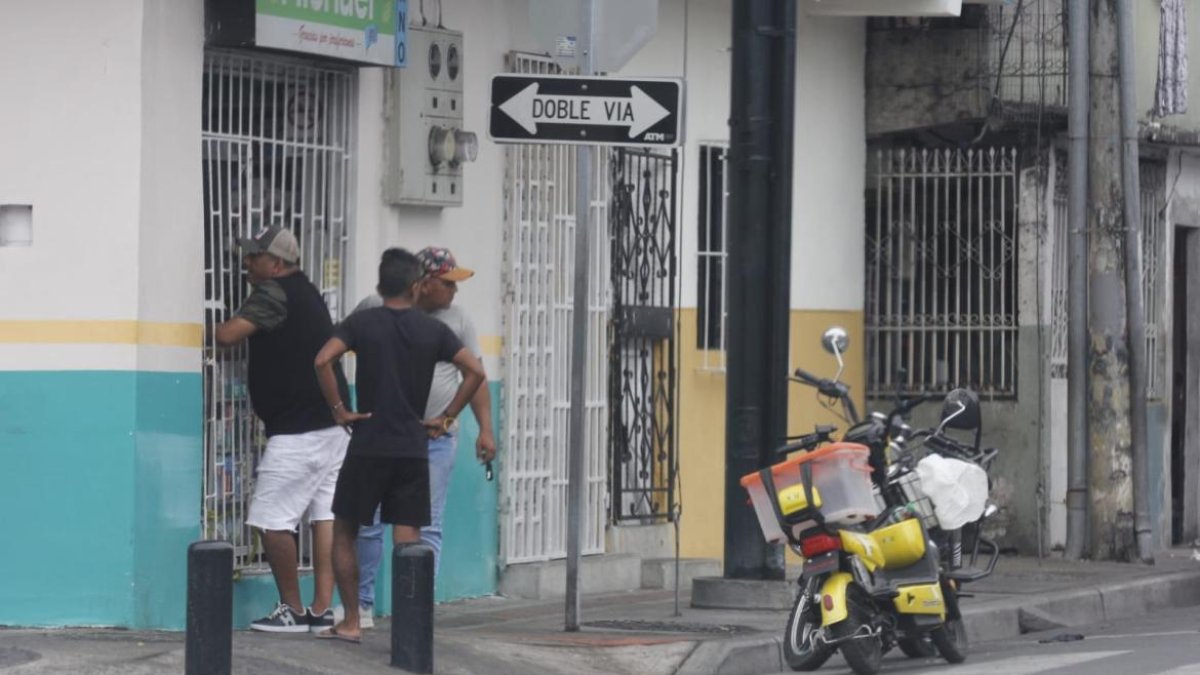 La víctima fue asesinada cuando compraba en una farmacia.