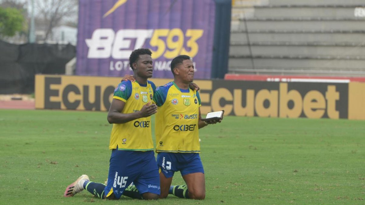 Del Gualaceo, Jhon Medina y Jhon Ontaneda con Biblia en mano de rodillas salió de la cancha del Chucho Benítez.