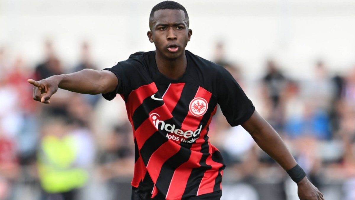 William Pacho será protagonista en la zaga del Frankfurt ante Mainz.