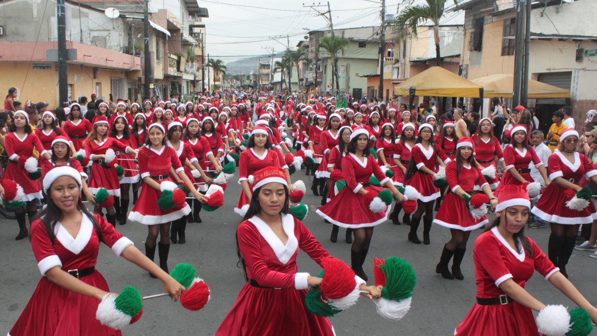 Alegría. Con atuendos de Mamá Noel desfilaron alumnas de la Unidad Educativa 28 de Mayo.