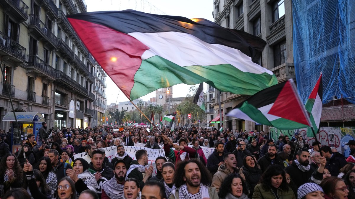 Cientos de ciudadanos salieron a las calles principales de Barcelona.