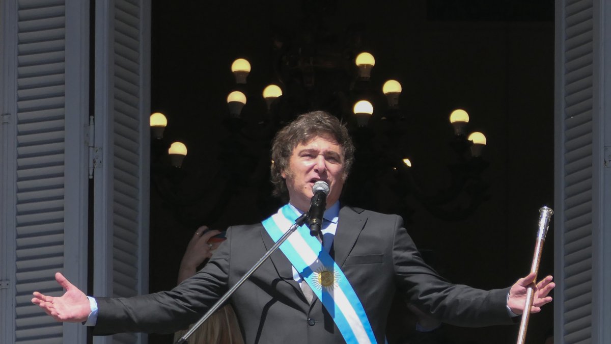 El presidente de Argentina, Javier Milei, sale al balcón de la Casa Rosada para saludar a simpatizantes. Él es el rostro del libertarismo en la región.
