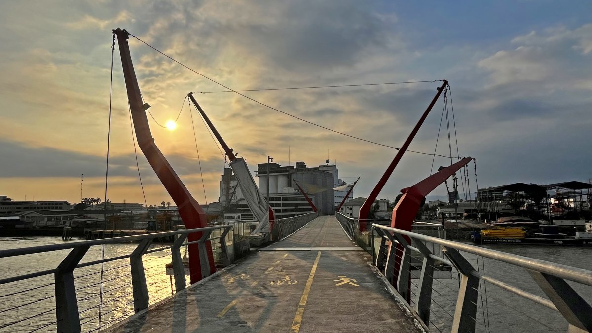 Distintivo. El puente prevé a los turistas nacionales y extranjeros lo que observará más adelante. El deterioro no solo está en las velas, también en el piso, en el mobiliario.