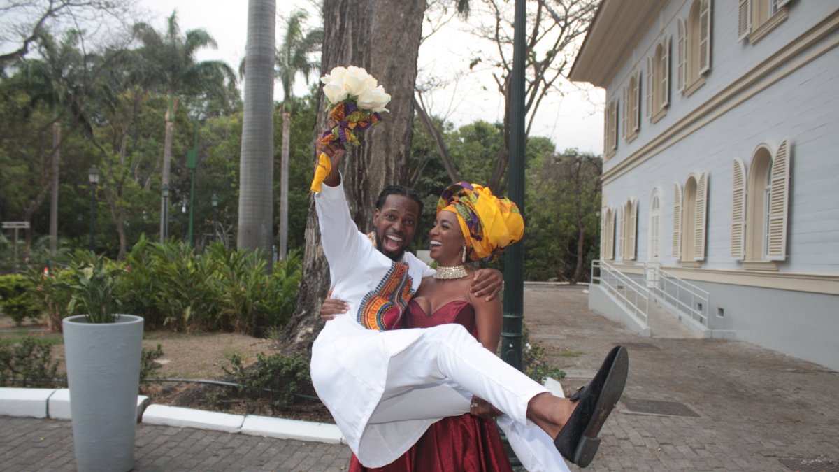 África. El traje de él y de ella son creaciones de la diseñadora Paola Godoy, inspirado en la cultura africana.