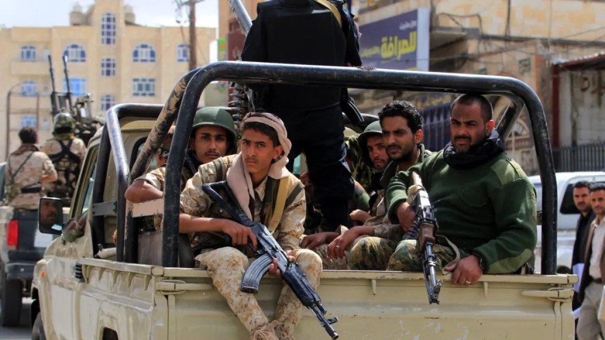 Grupos armados. Miembros de las milicias hutíes participan en un desfile militar en Saná (Yemen).