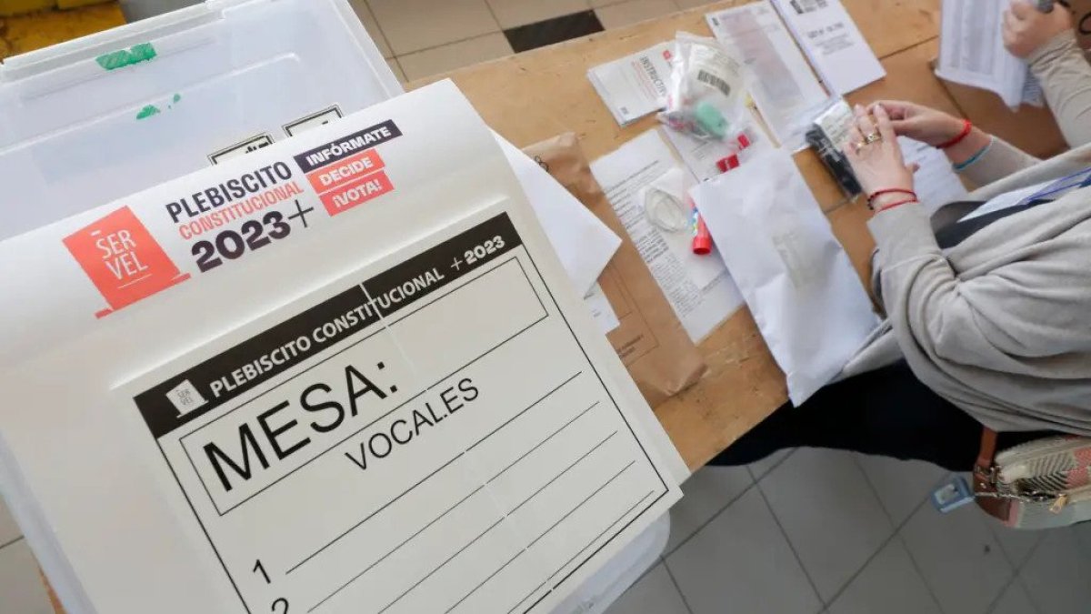 Los recintos electorales se preparan para la llegada de votantes.